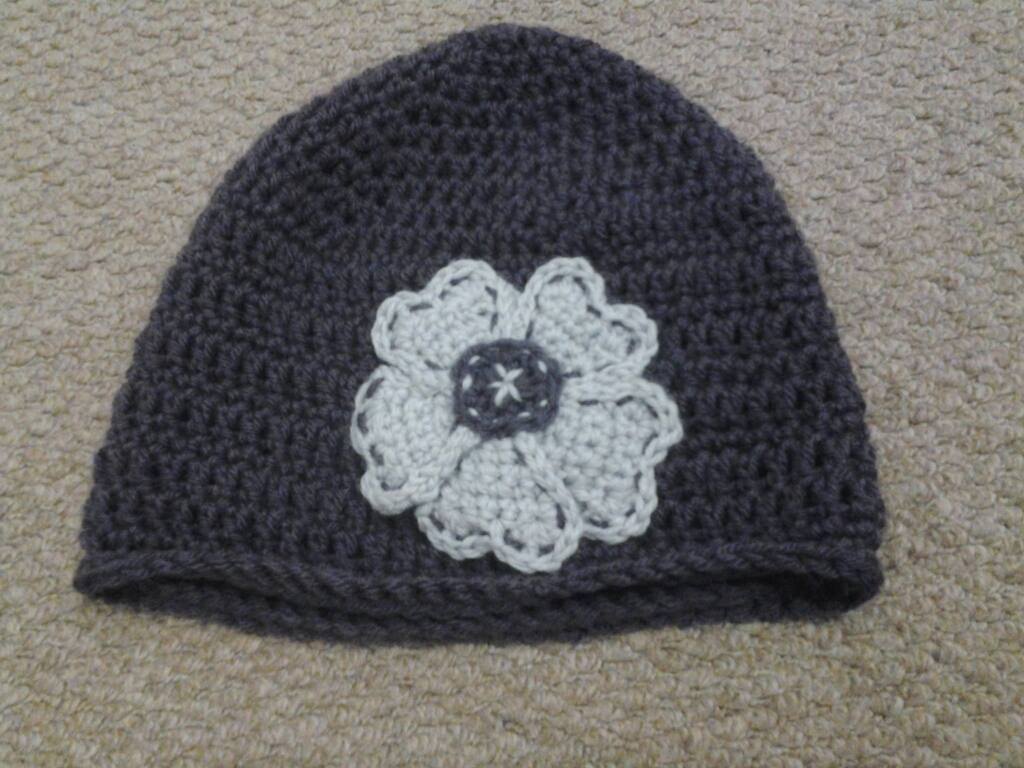 Flower detail crochet beanie hat.