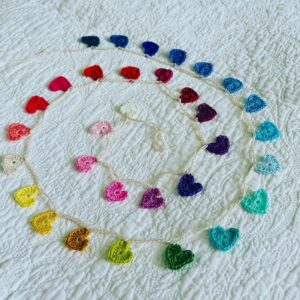 32 tiny crocheted hearts in a full range of colours. They are attached on a crocheted, natural cream cotton strand. Made in 100% cotton. Eco-friendly, vegan, recyclable, reusable. Total length approximately 140cm. Each heart measures approximately 2 x 2.5cm.