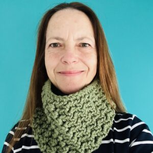 A handmade, soft and chunky, crocheted neck warmer in a warm green colour. Made using a chunky and soft acrylic 75% / wool 25% mix yarn.