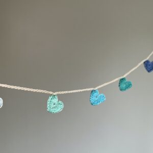 7 tiny crocheted hearts in a range of colours. They are attached on a crocheted, natural cream cotton strand. Made in 100% cotton. Eco-friendly, vegan, recyclable, reusable. Total length approximately 67cm. Each heart measures approximately 2 x 2.5cm.