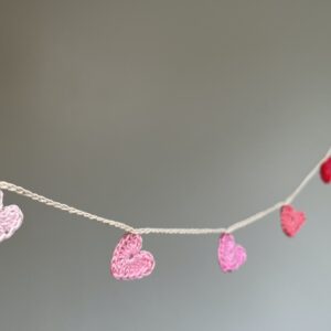 7 tiny crocheted hearts in a range of colours. They are attached on a crocheted, natural cream cotton strand. Made in 100% cotton. Eco-friendly, vegan, recyclable, reusable. Total length approximately 67cm. Each heart measures approximately 2 x 2.5cm.
