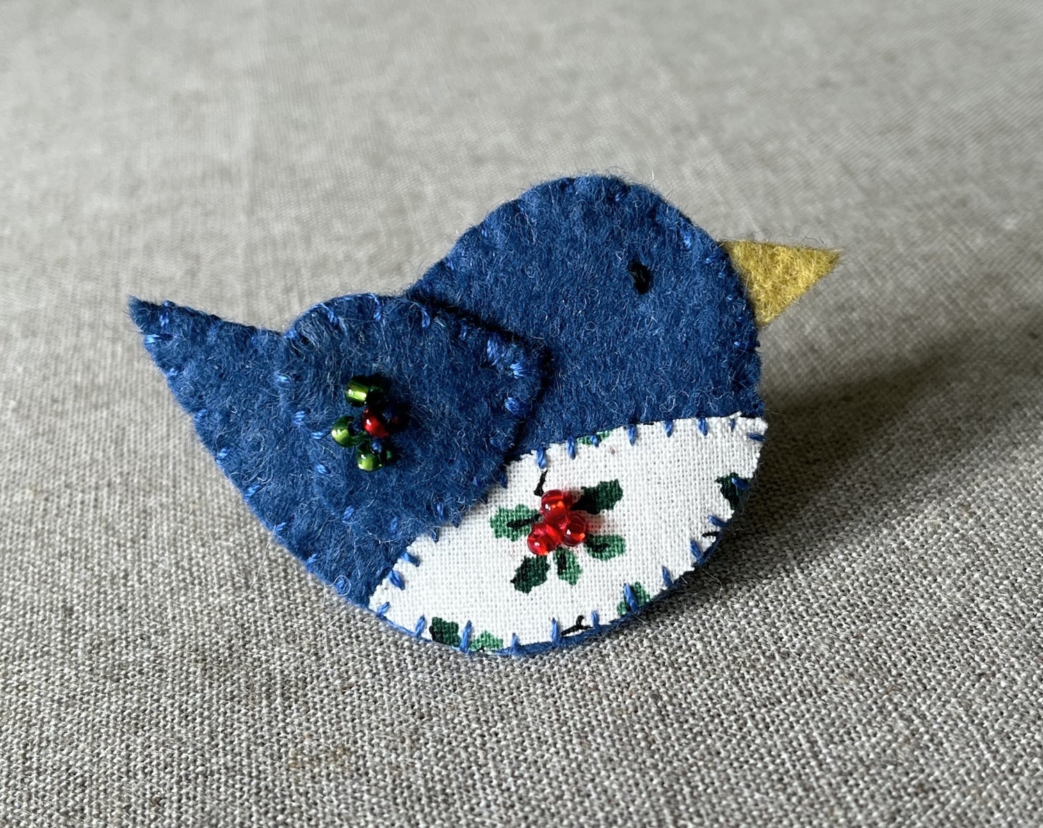 Little Christmas birdie brooch.