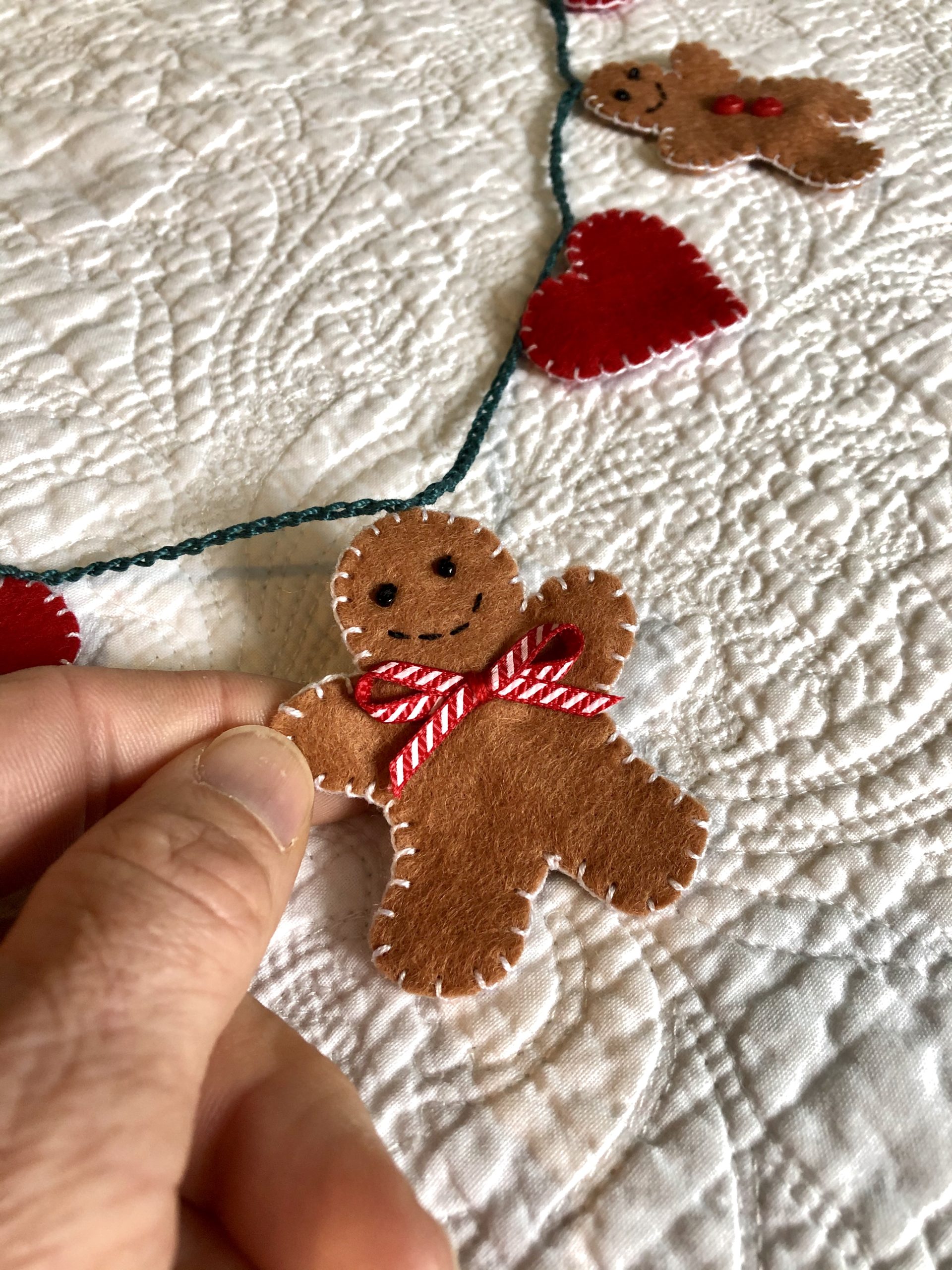 Mini gingerbread and heart garland.