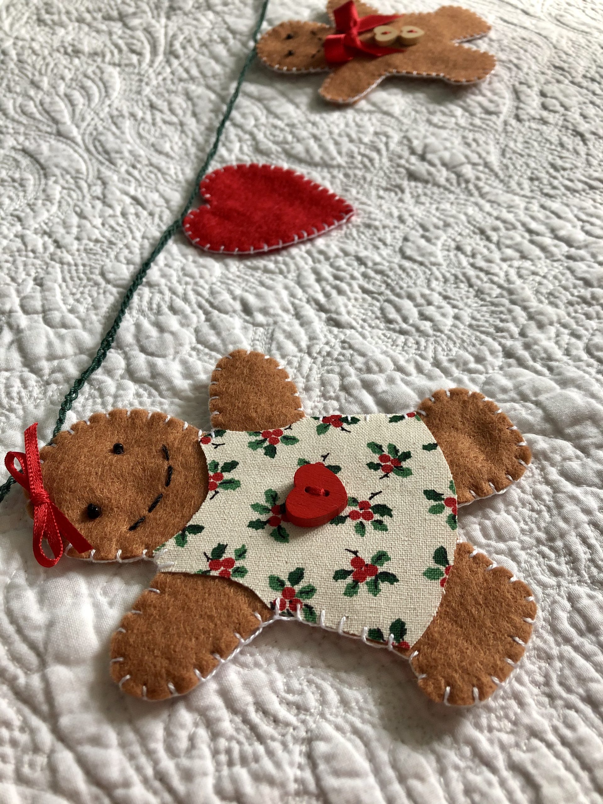 Gingerbread and heart garland.