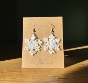 A handmade, crocheted pair of white snowflake earrings, made using 100% cotton and silver coloured metal fixings.
The earring hooks are made from a silver plated brass and are nickel, lead and cadmium free.
Each earring measures approximately 4cm wide by 4cm Height (excluding hook).
No plastic has been used. This item is Vegan and Eco-friendly, reusable and fully recyclable.