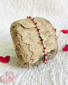 A handmade, single stranded beaded bracelet with a silver coloured metal heart, red and pink glass beads.
Made using 100% cotton and glass and metal beads/fixings.
This item is fully adjustable.
No plastic has been used. This item is Vegan and Eco-friendly, reusable and fully recyclable.
